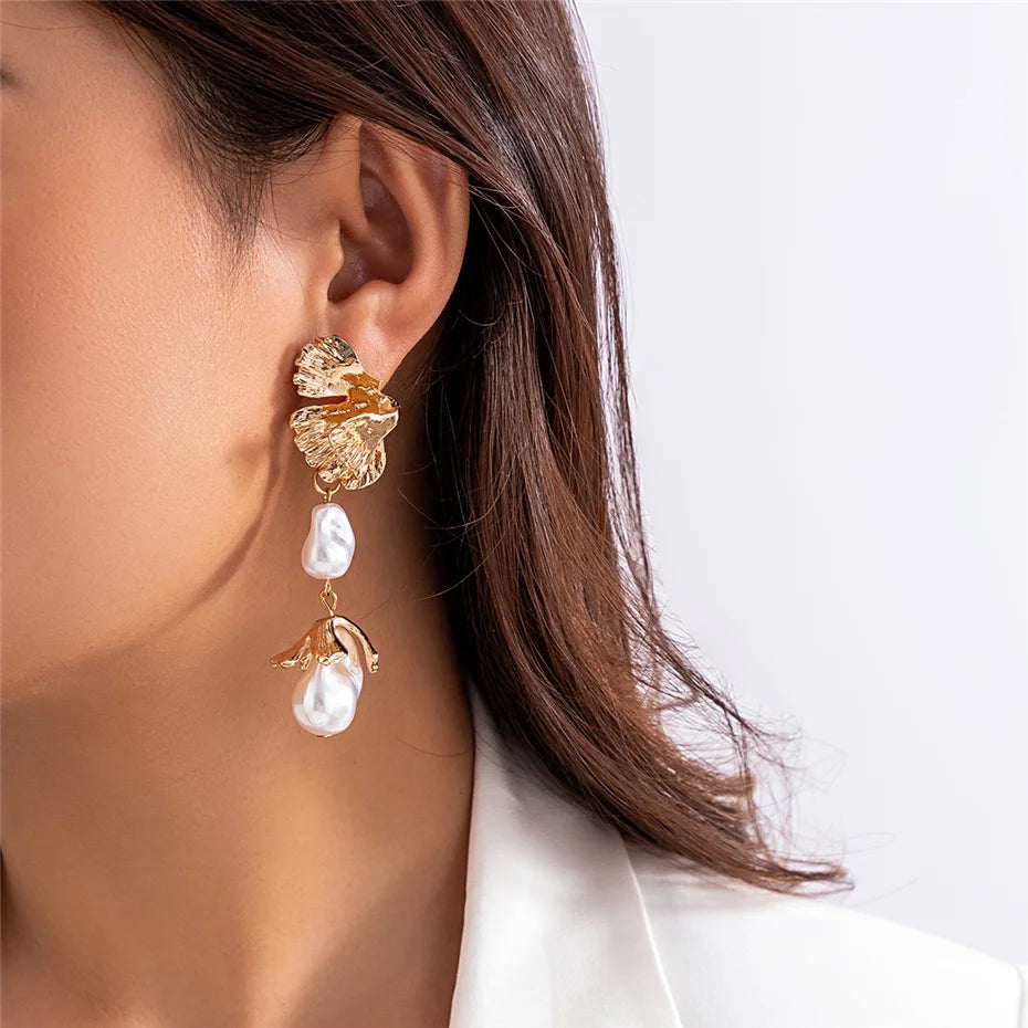 Cercei Patricia, aurii, lungi, decorati cu perle - Colectia Universe of Pearls