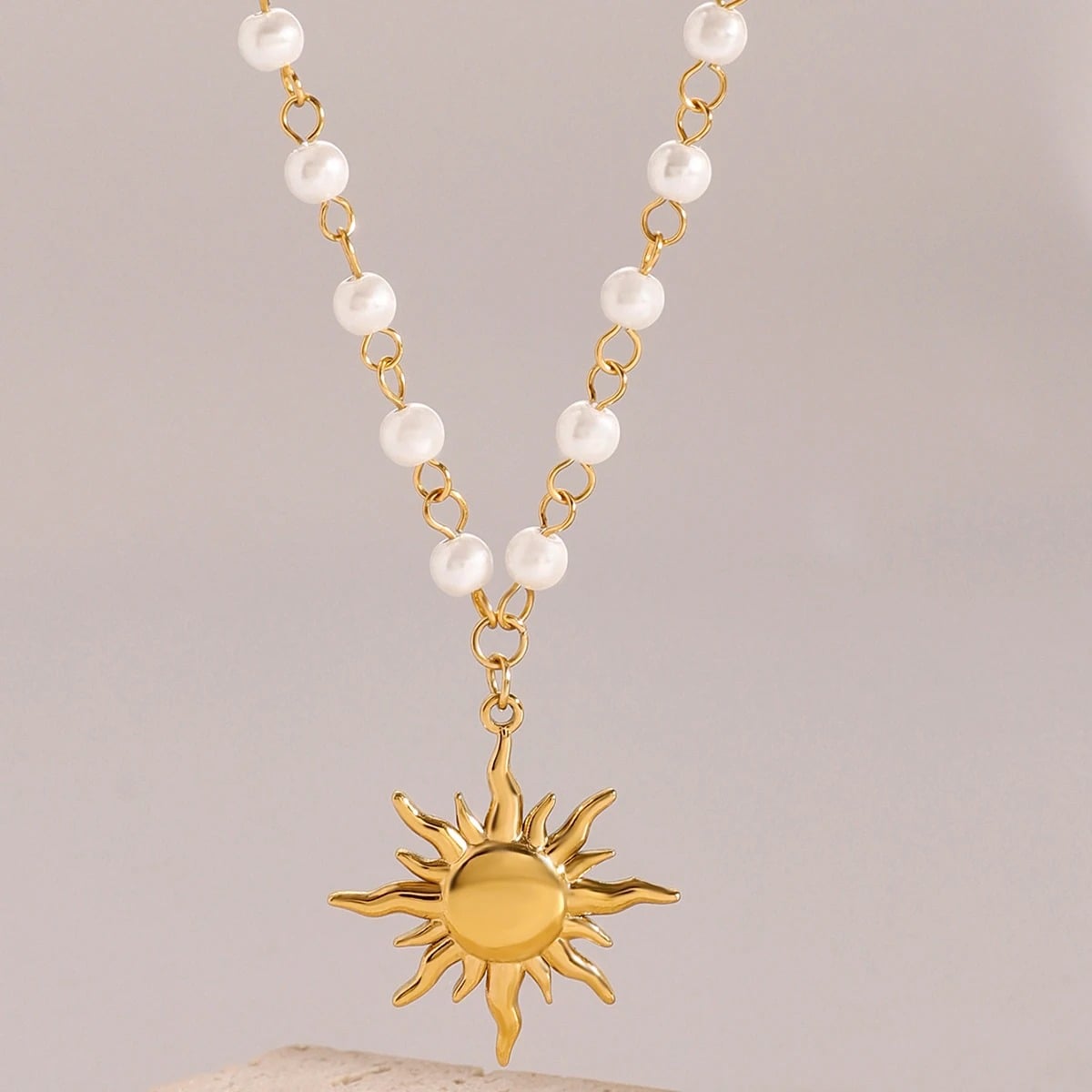 Colier Laurette, handmade, auriu, cu perle si pandantiv soare, din otel inoxidabil - Colectia Universe of Pearls