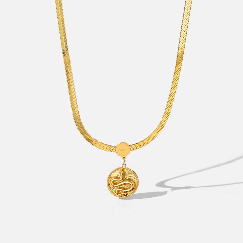 Colier Daphne, auriu, din otel inoxidabil placat cu aur 18K, cu medalion rotund model sarpe