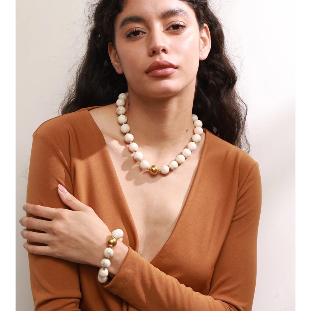 Colier Jenny, handmade, cu margele verzi si montura aurie, din otel inoxidabil placat cu aur 18K