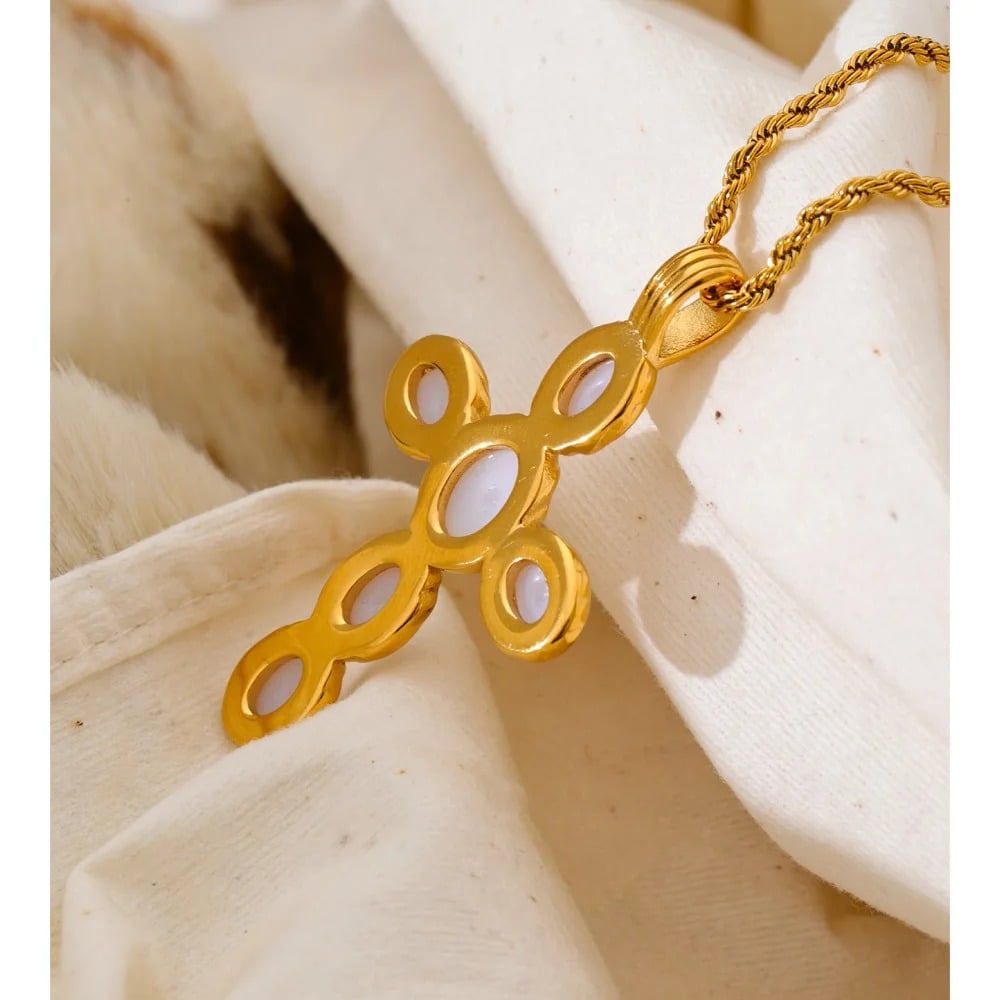 Colier Leandra, auriu, cu perle si pandativ cruce, din otel inoxidabil placat cu aur 18K - Colectia Universe of Pearls