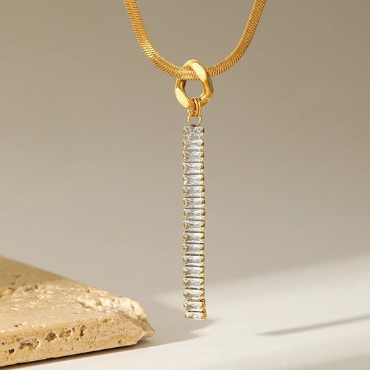 Colier Hennie, auriu, din otel inoxidabil placat cu aur 18K, cu pandantiv lung cu zirconiu