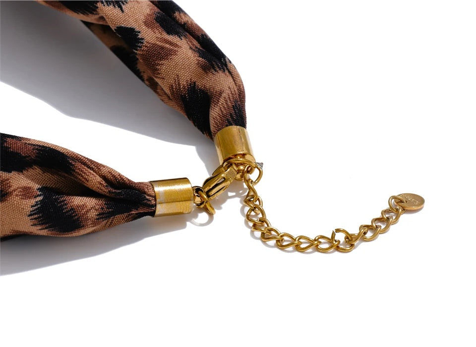 Colier Eloise, auriu, cu pandantiv in forma de soare si model leopard, din otel inoxidabil placat cu aur 18K - Colectia Glamour