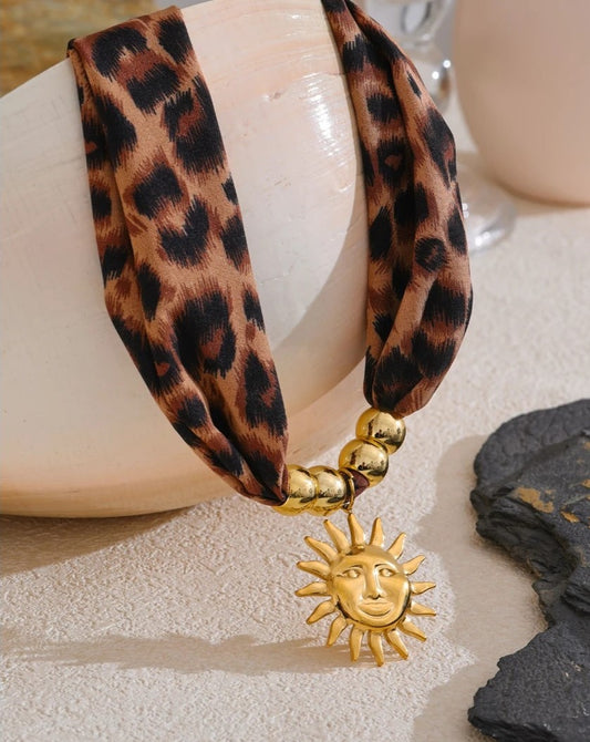 Colier Eloise, auriu, cu pandantiv in forma de soare si model leopard, din otel inoxidabil placat cu aur 18K - Colectia Glamour