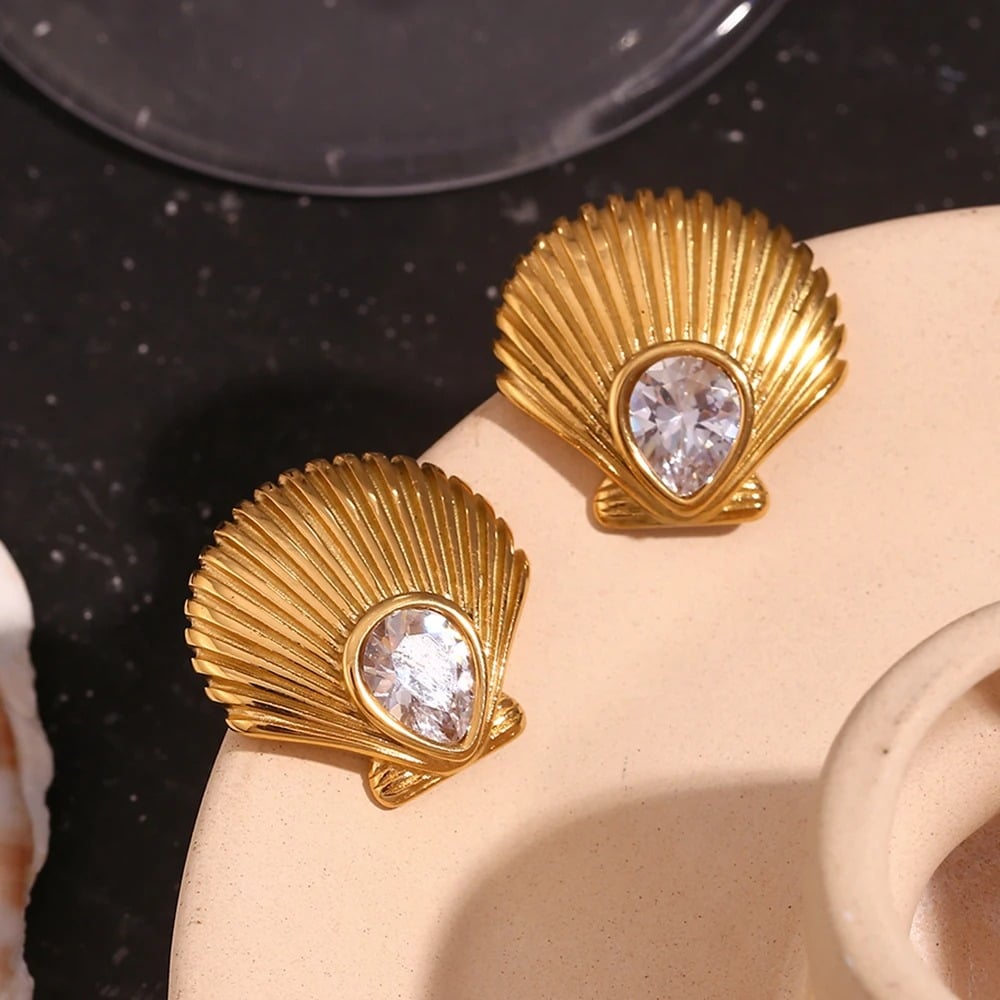Cercei Connie, aurii, cu zirconiu, in forma de scoica, din otel inoxidabil placat cu aur 18K