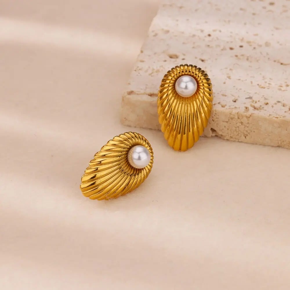 Cercei Madge, aurii, cu perle, din otel inoxidabil placat cu aur 18K - Colectia Universe of Pearls