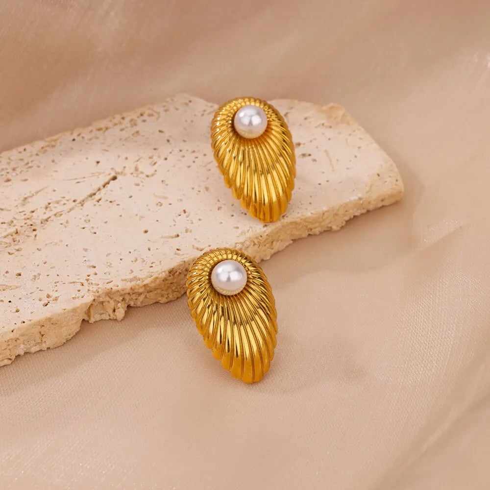 Cercei Madge, aurii, cu perle, din otel inoxidabil placat cu aur 18K - Colectia Universe of Pearls