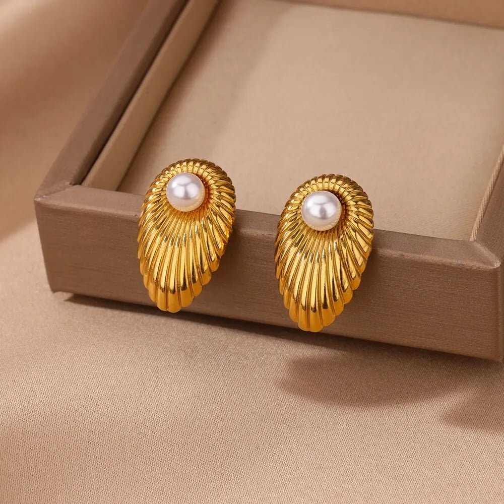 Cercei Madge, aurii, cu perle, din otel inoxidabil placat cu aur 18K - Colectia Universe of Pearls