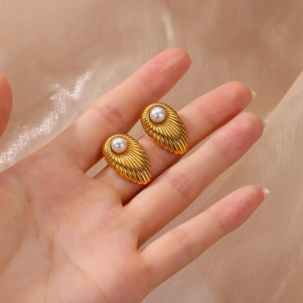 Cercei Madge, aurii, cu perle, din otel inoxidabil placat cu aur 18K - Colectia Universe of Pearls