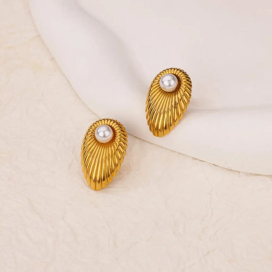 Cercei Madge, aurii, cu perle, din otel inoxidabil placat cu aur 18K - Colectia Universe of Pearls