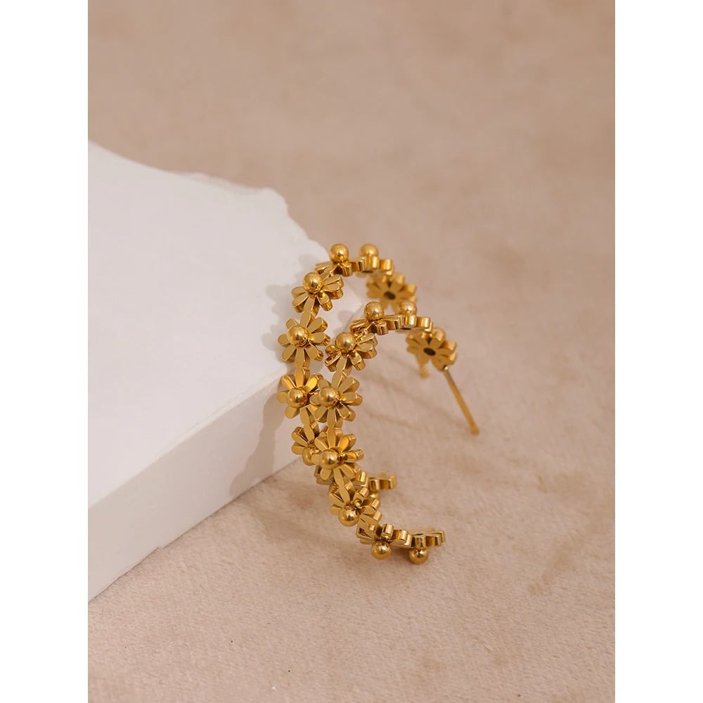 Cercei Jacey, rotunzi, aurii, cu model floral, din otel inoxidabil placat cu aur 18K - Colectia Floral Paradise