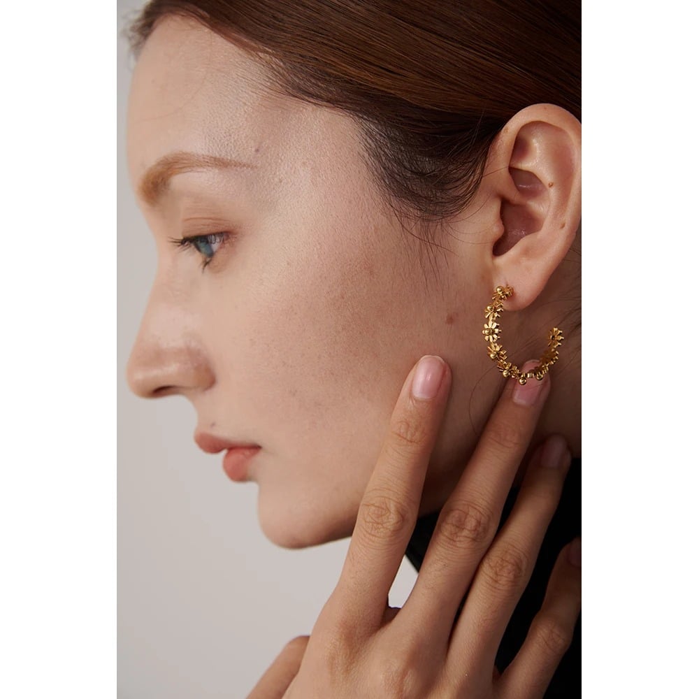 Cercei Jacey, rotunzi, aurii, cu model floral, din otel inoxidabil placat cu aur 18K - Colectia Floral Paradise