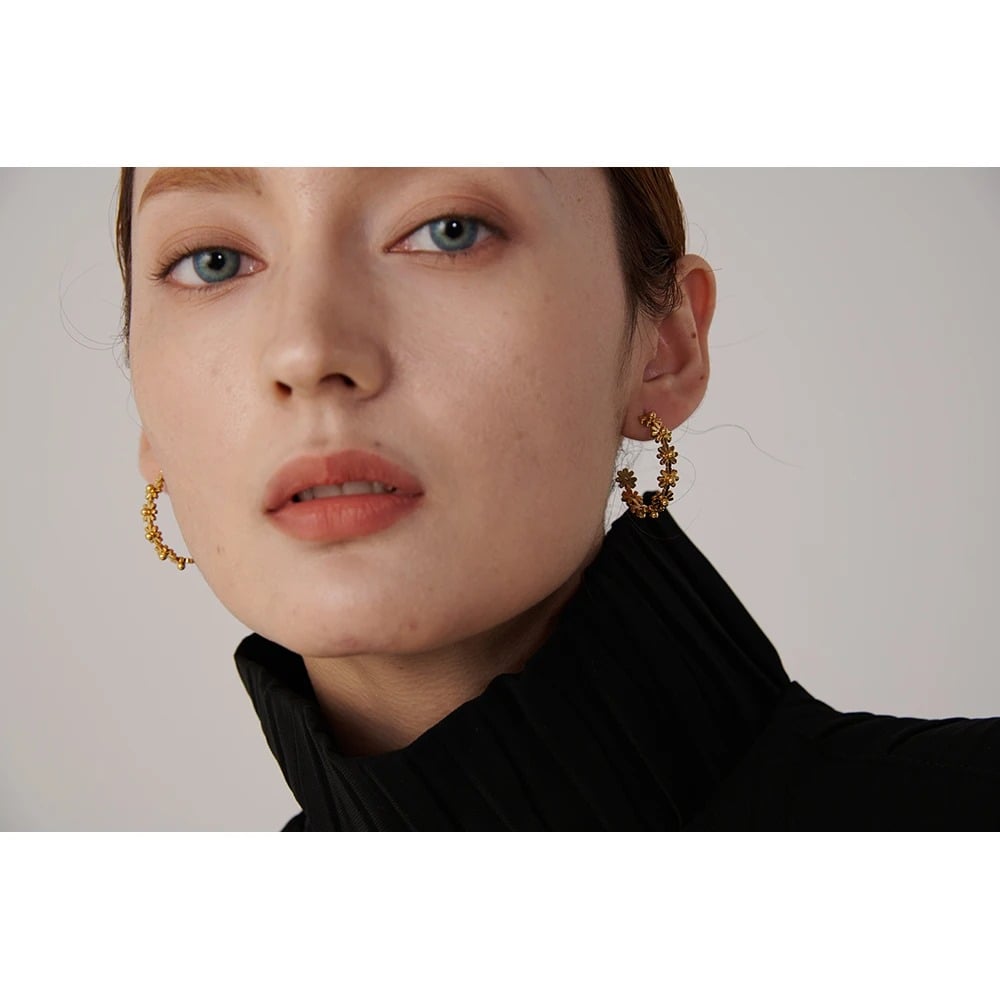 Cercei Jacey, rotunzi, aurii, cu model floral, din otel inoxidabil placat cu aur 18K - Colectia Floral Paradise