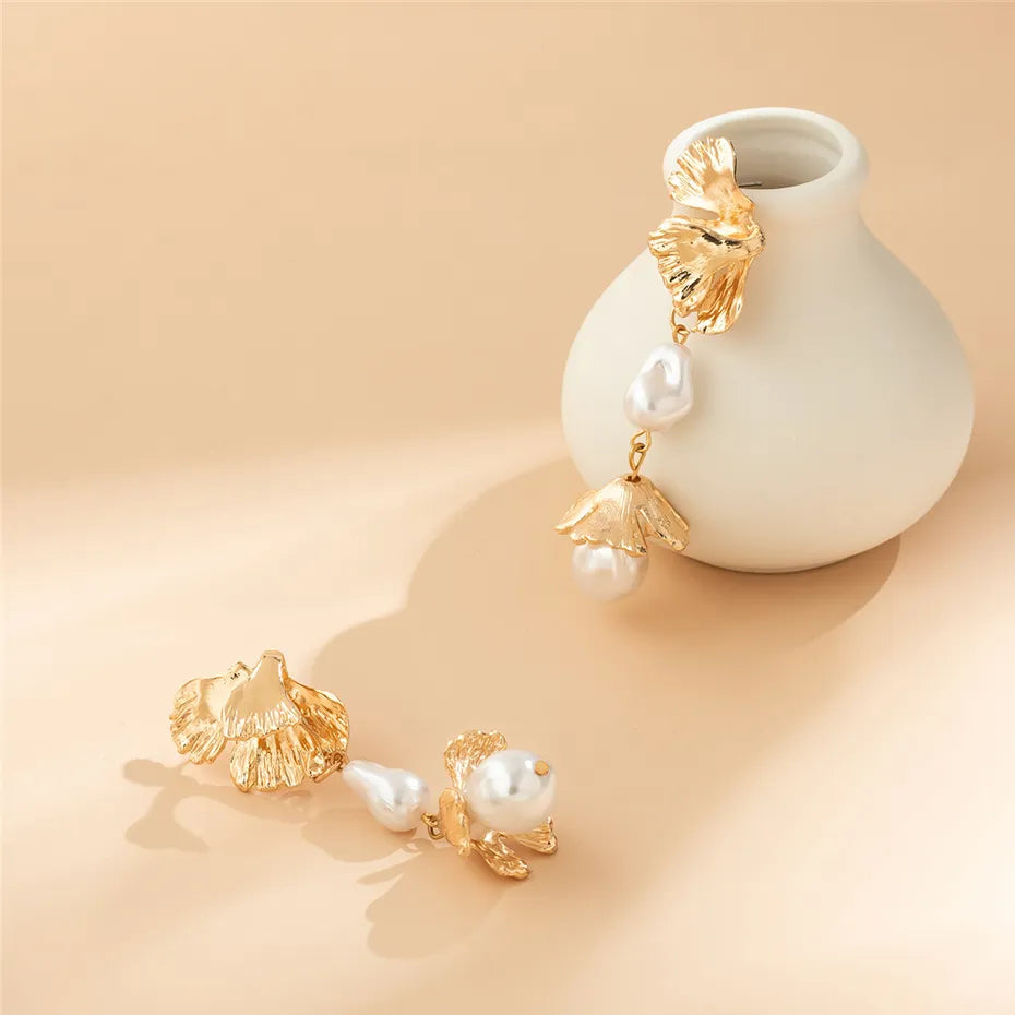 Cercei Patricia, aurii, lungi, decorati cu perle - Colectia Universe of Pearls