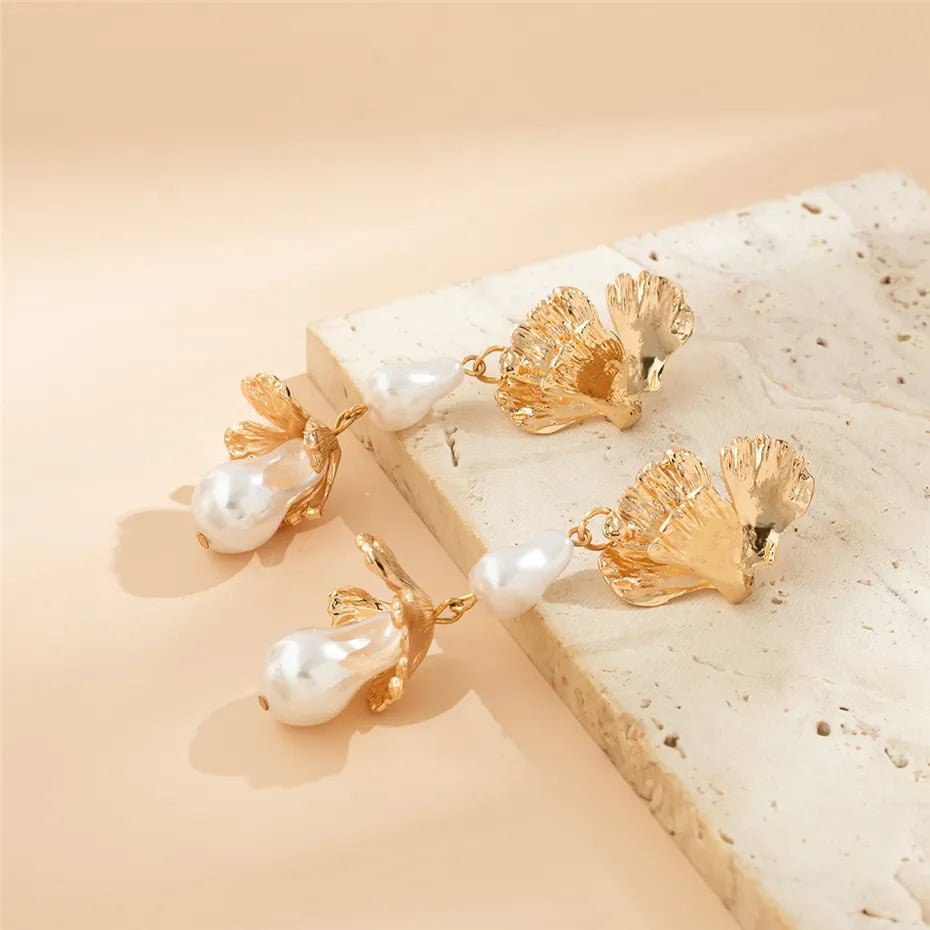 Cercei Patricia, aurii, lungi, decorati cu perle - Colectia Universe of Pearls