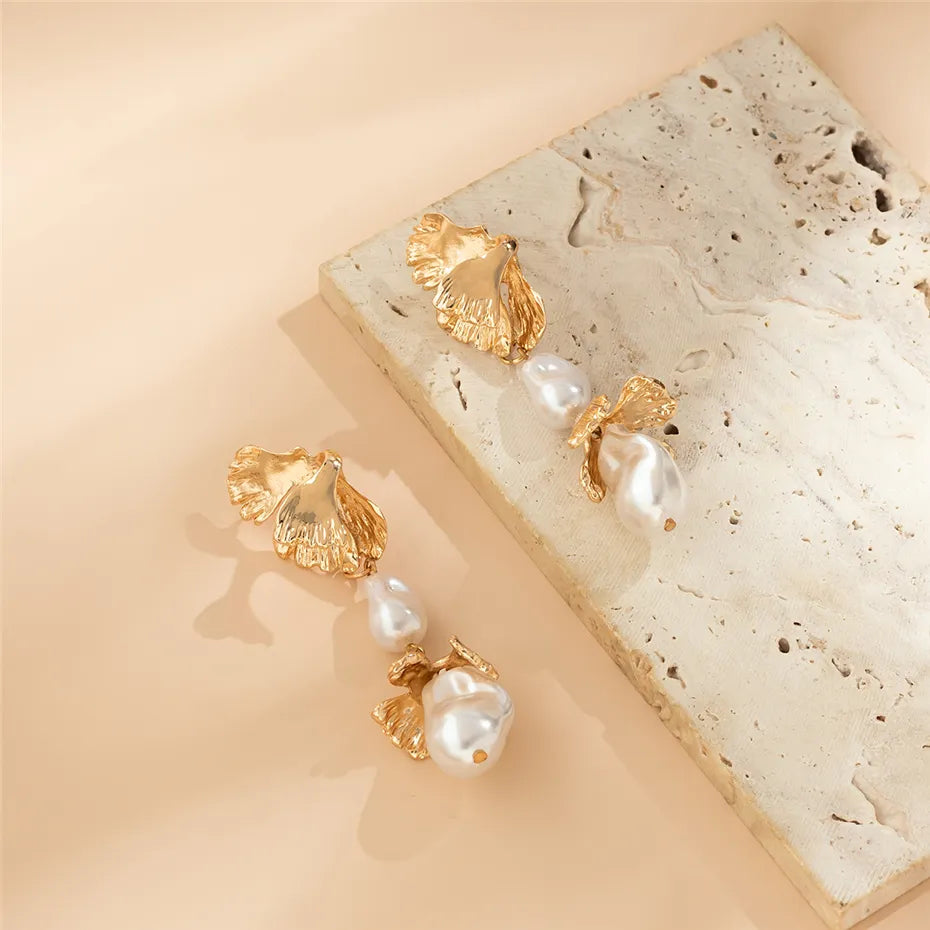 Cercei Patricia, aurii, lungi, decorati cu perle - Colectia Universe of Pearls