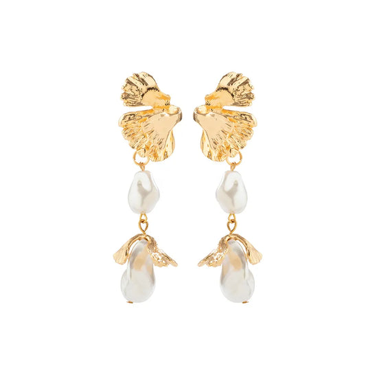 Cercei Patricia, aurii, lungi, decorati cu perle - Colectia Universe of Pearls