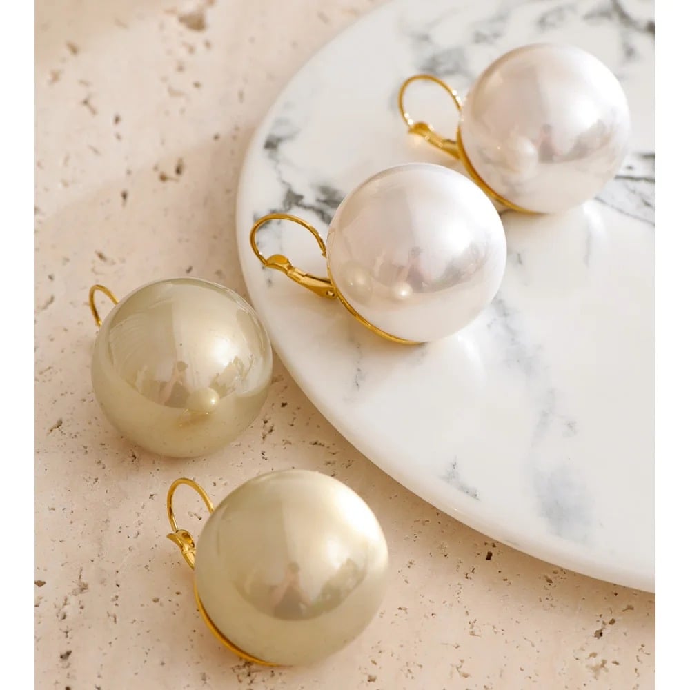 Cercei Rosaleena, aurii, cu perle mari de culoarea sampaniei, din otel inoxidabil placat cu aur 18K, model retro - Colectia Universe of Pearls