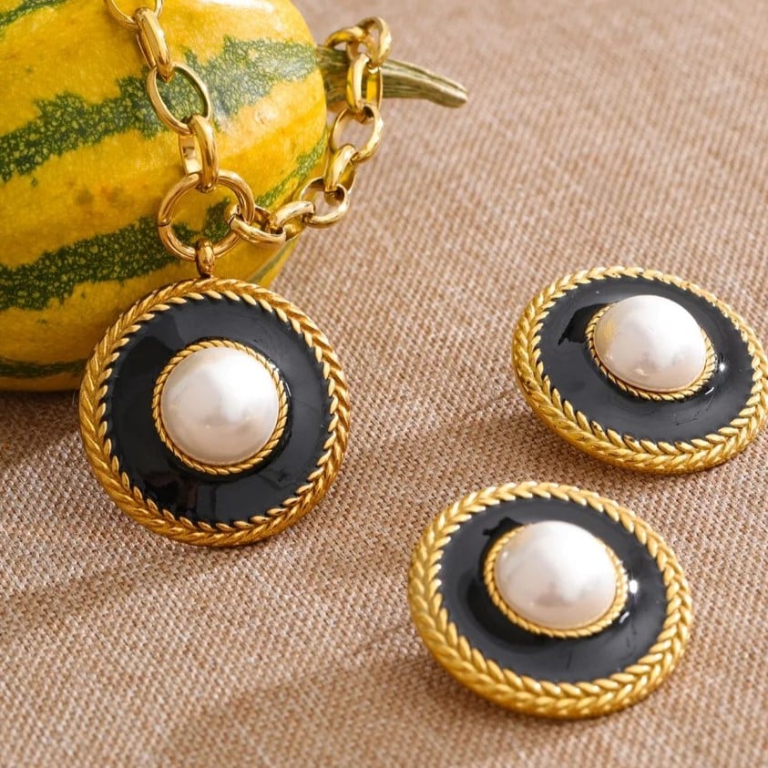 Cercei Sandy, rotunzi, aurii, cu perle si model statement, din otel inoxidabil placat cu aur 18K - Colectia Universe of Pearls