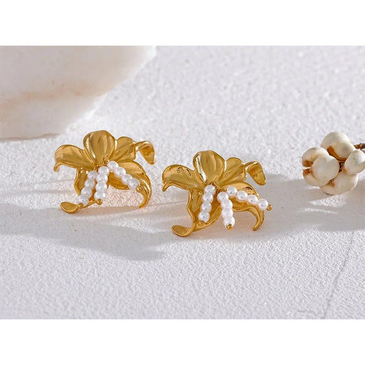 Cercei Ina, aurii, cu perle, in forma de floare, din otel inoxidabil placat cu aur 18K - Colectia Floral Paradise