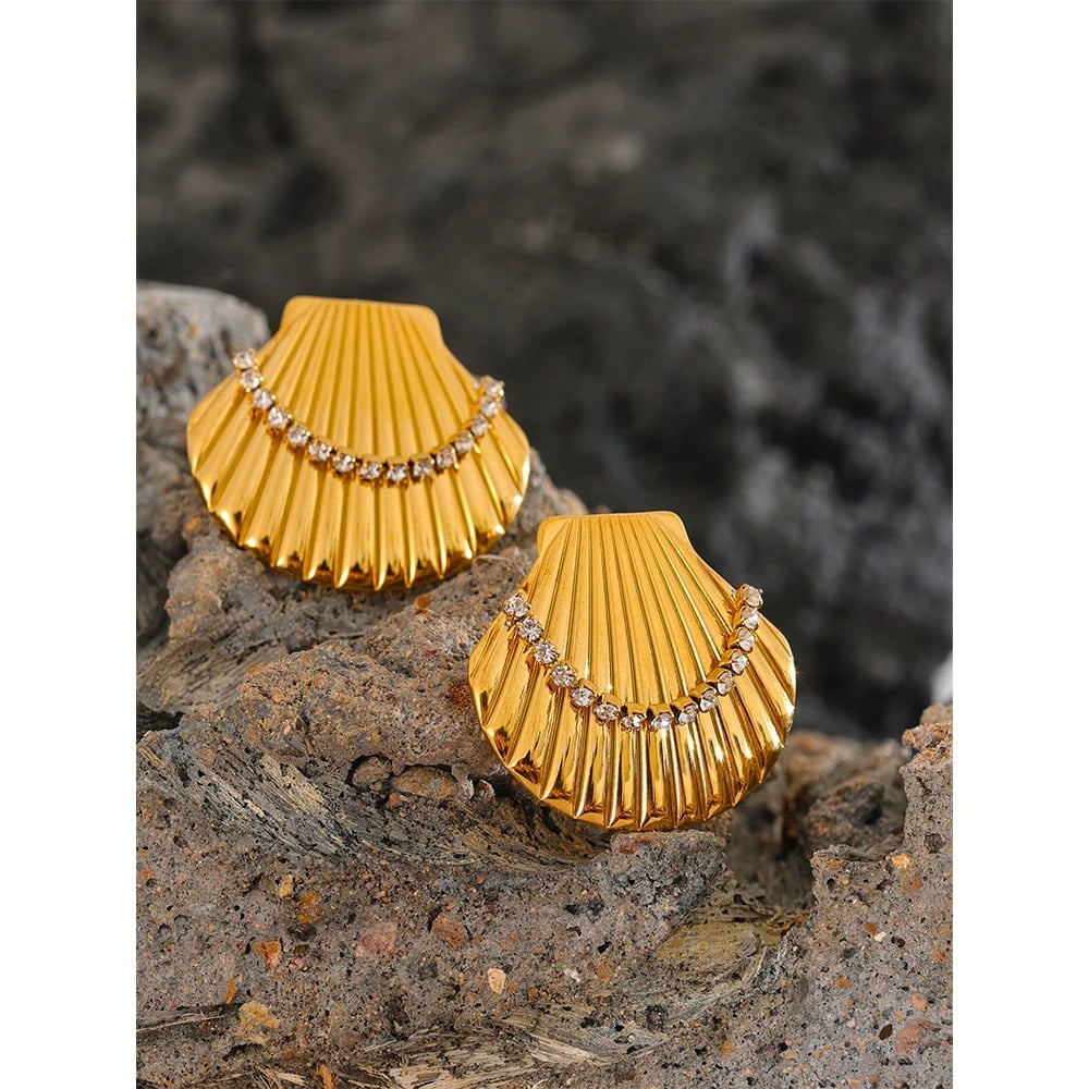 Galatea earrings, gold, made of 18K gold-plated stainless steel, in the shape of a seashell