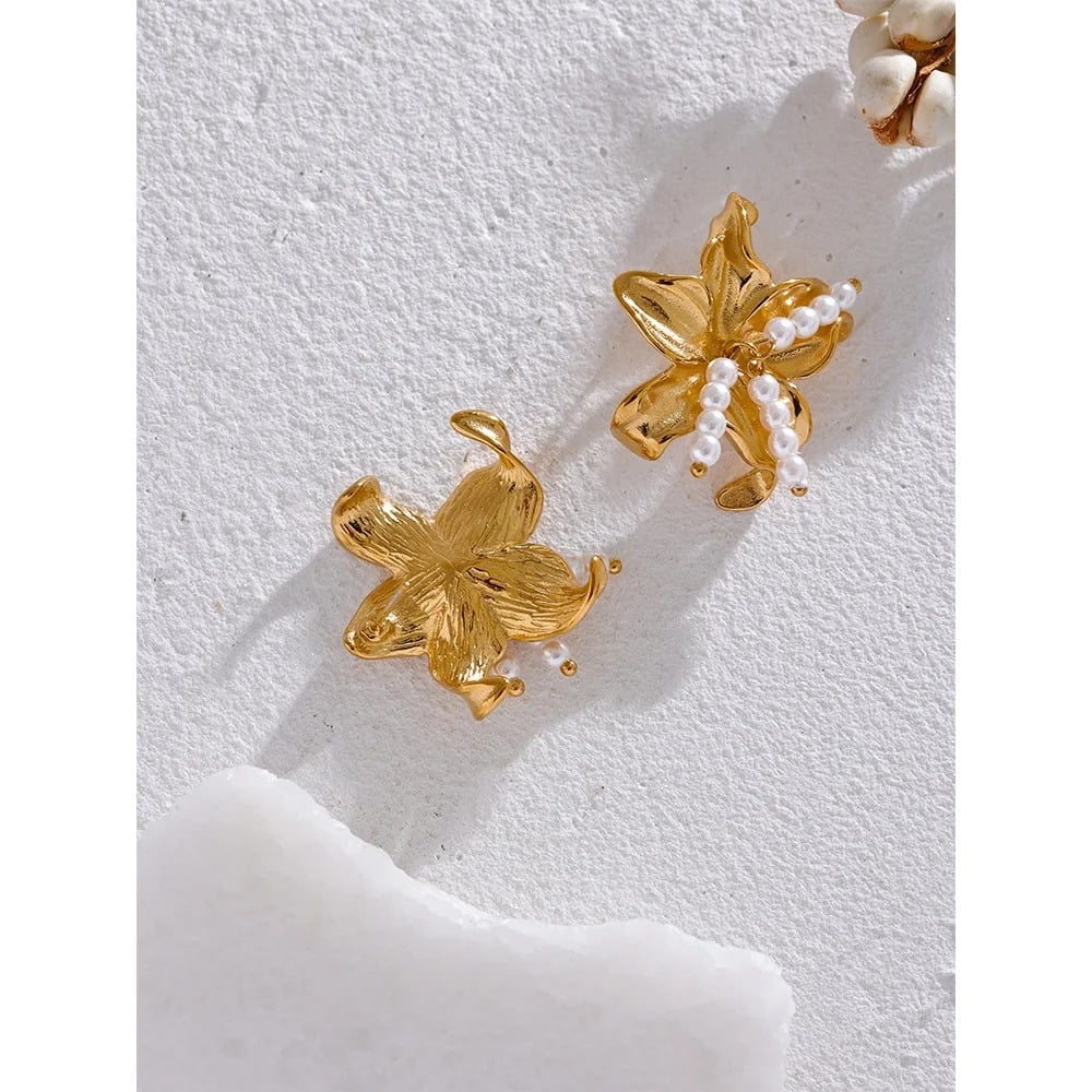 Cercei Ina, aurii, cu perle, in forma de floare, din otel inoxidabil placat cu aur 18K - Colectia Floral Paradise