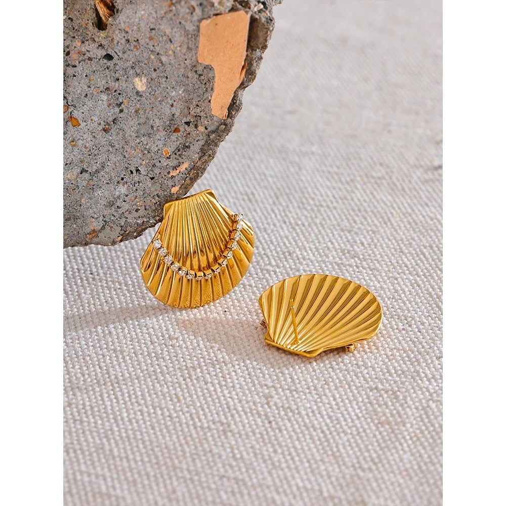 Galatea earrings, gold, made of 18K gold-plated stainless steel, in the shape of a seashell