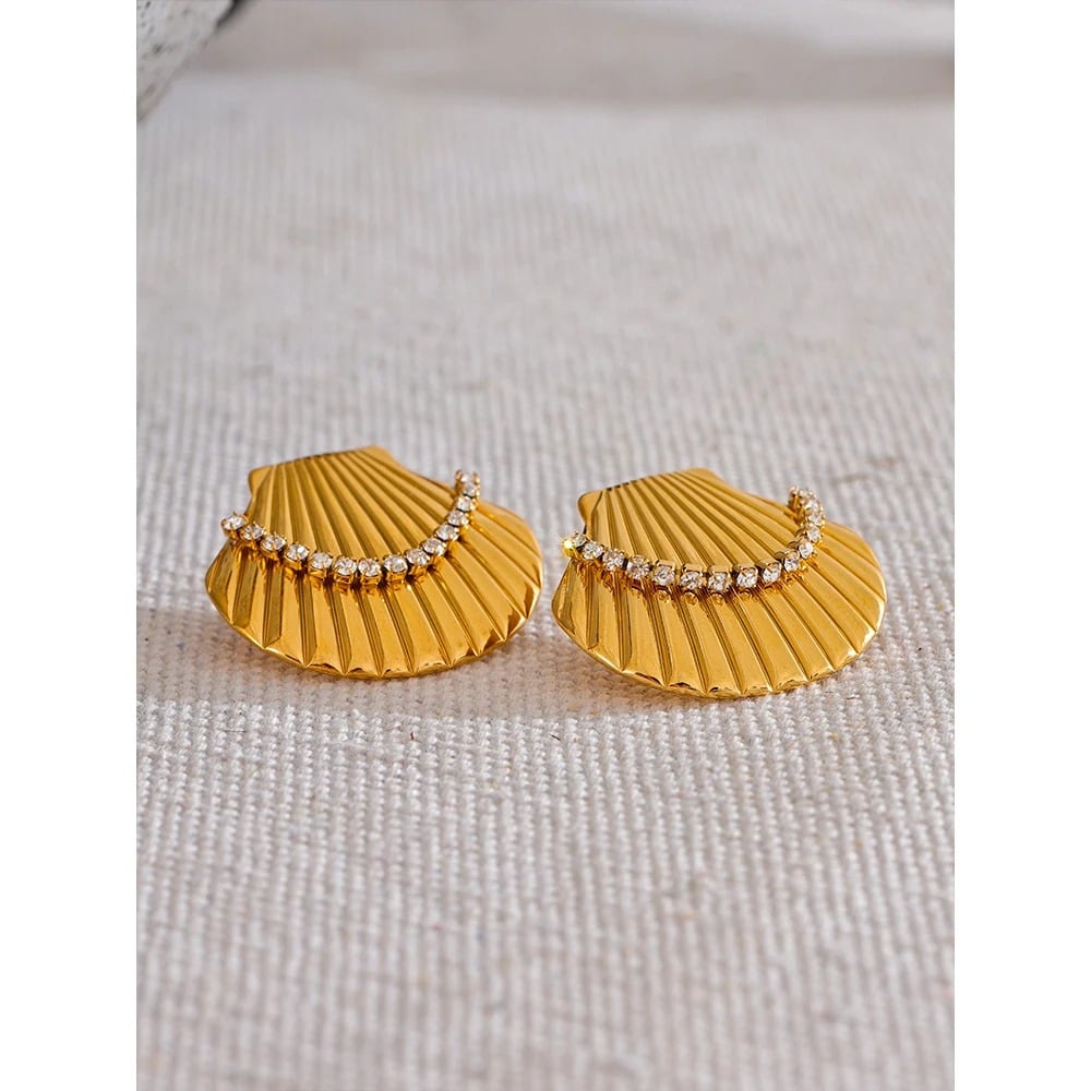 Galatea earrings, gold, made of 18K gold-plated stainless steel, in the shape of a seashell