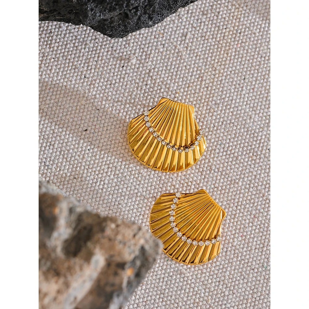 Galatea earrings, gold, made of 18K gold-plated stainless steel, in the shape of a seashell