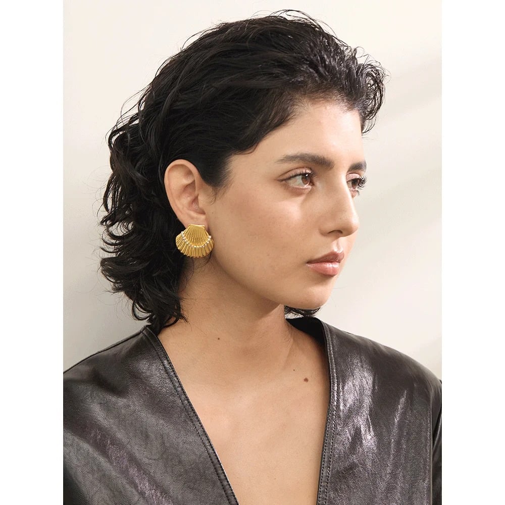 Galatea earrings, gold, made of 18K gold-plated stainless steel, in the shape of a seashell