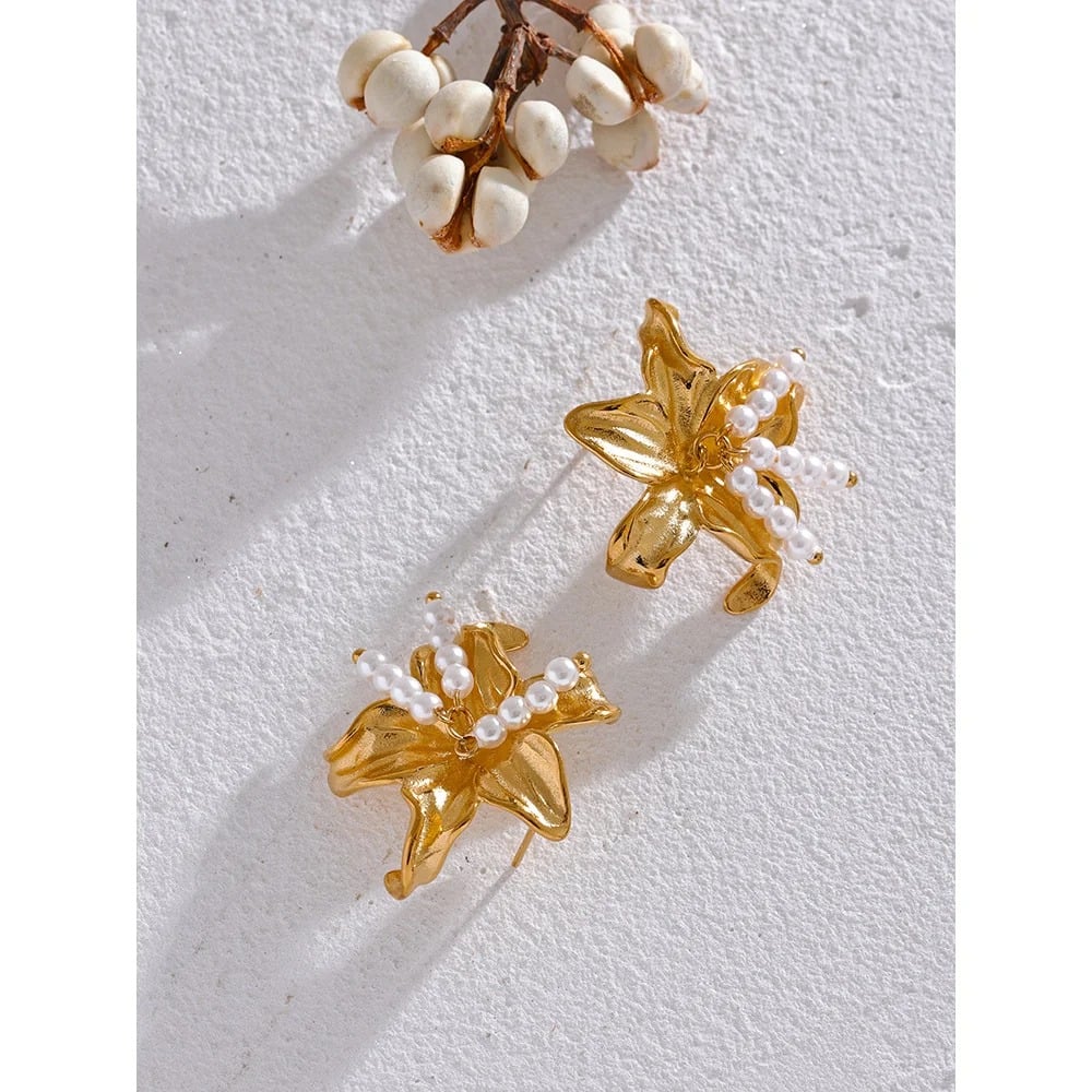 Cercei Ina, aurii, cu perle, in forma de floare, din otel inoxidabil placat cu aur 18K - Colectia Floral Paradise