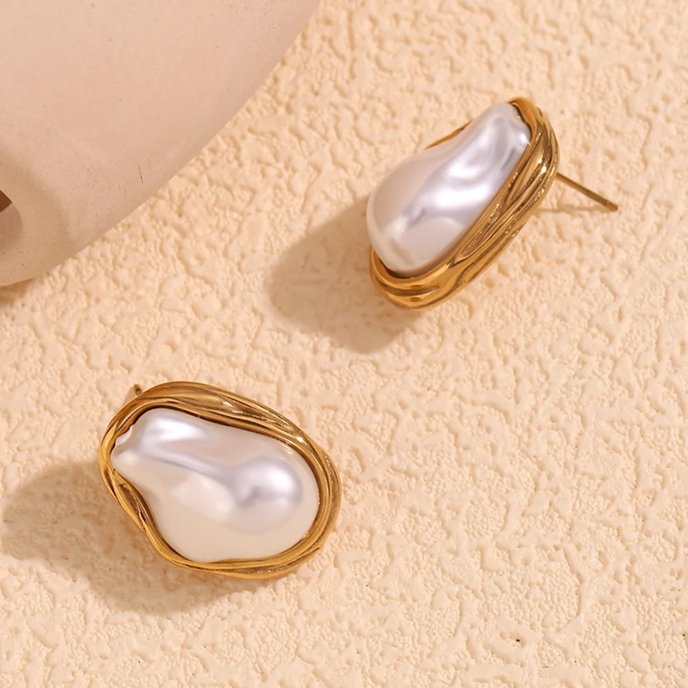 Cercei Frieda, aurii, in stil baroc, cu perle, din otel inoxidabil placat cu aur 18K - Colectia Universe of Pearls