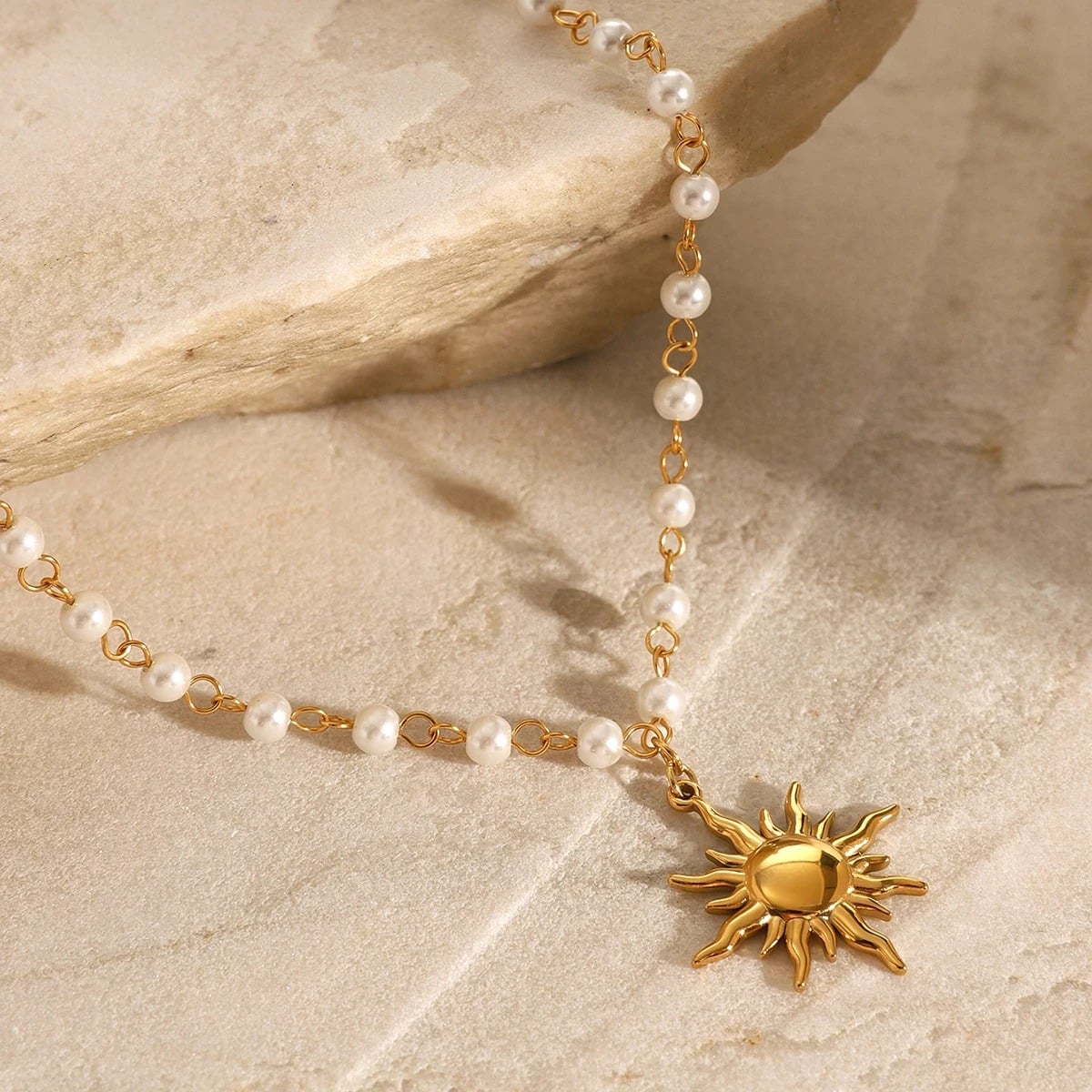 Colier Laurette, handmade, auriu, cu perle si pandantiv soare, din otel inoxidabil - Colectia Universe of Pearls