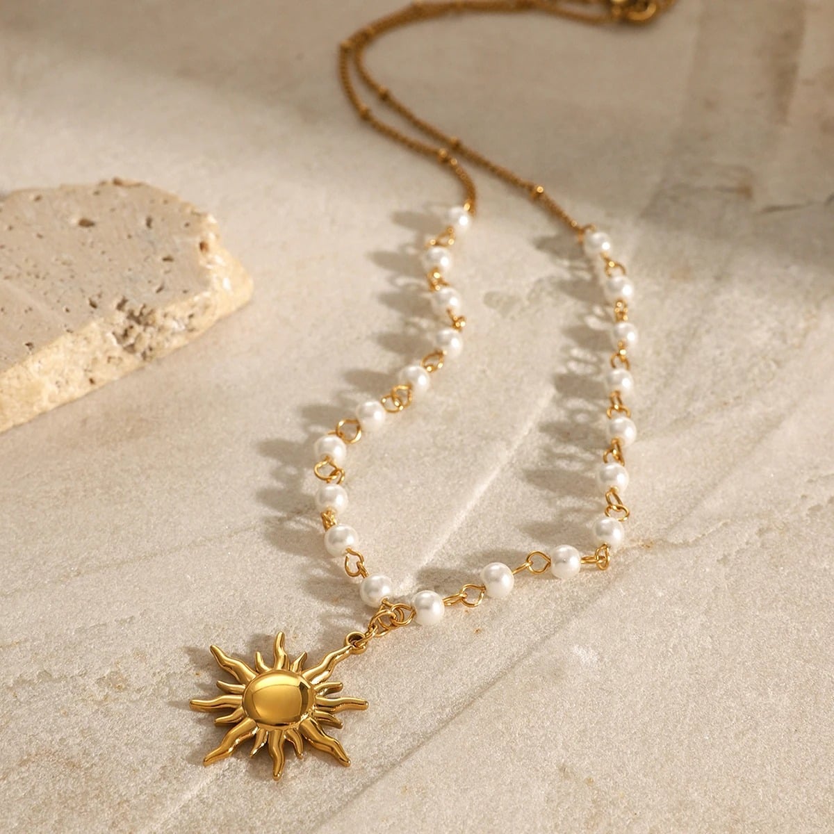 Colier Laurette, handmade, auriu, cu perle si pandantiv soare, din otel inoxidabil - Colectia Universe of Pearls