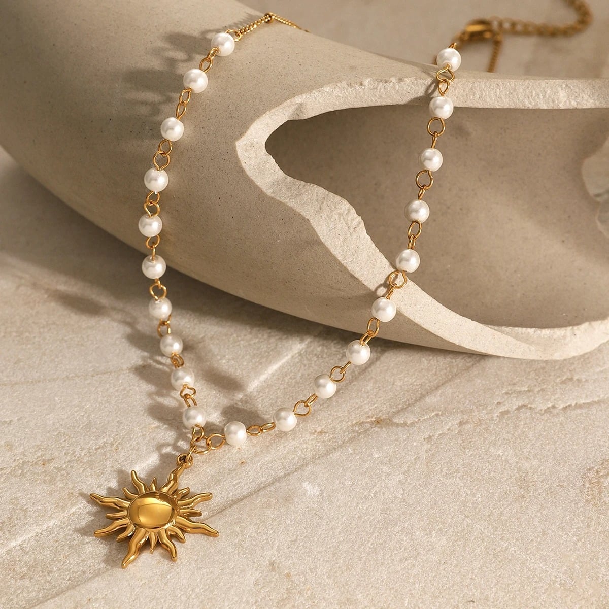 Colier Laurette, handmade, auriu, cu perle si pandantiv soare, din otel inoxidabil - Colectia Universe of Pearls