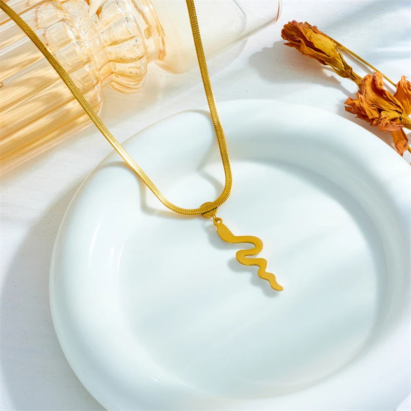 Colier Daisy, auriu, din otel inoxidabil placat cu aur 18K, cu pandantiv sarpe