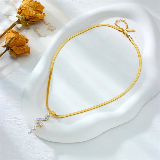 Colier Daisy, auriu, din otel inoxidabil placat cu aur 18K, cu pandantiv sarpe