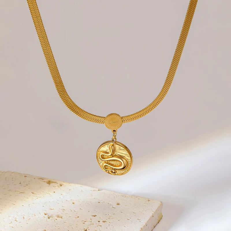 Colier Daphne, auriu, din otel inoxidabil placat cu aur 18K, cu medalion rotund model sarpe