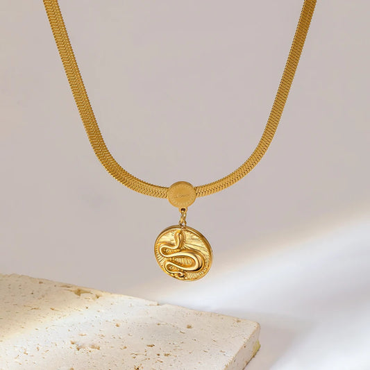 Colier Daphne, auriu, din otel inoxidabil placat cu aur 18K, cu medalion rotund model sarpe