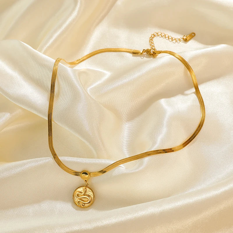 Colier Daphne, auriu, din otel inoxidabil placat cu aur 18K, cu medalion rotund model sarpe