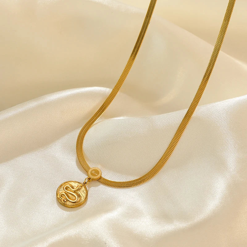 Colier Daphne, auriu, din otel inoxidabil placat cu aur 18K, cu medalion rotund model sarpe