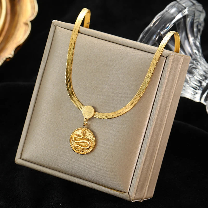 Colier Daphne, auriu, din otel inoxidabil placat cu aur 18K, cu medalion rotund model sarpe