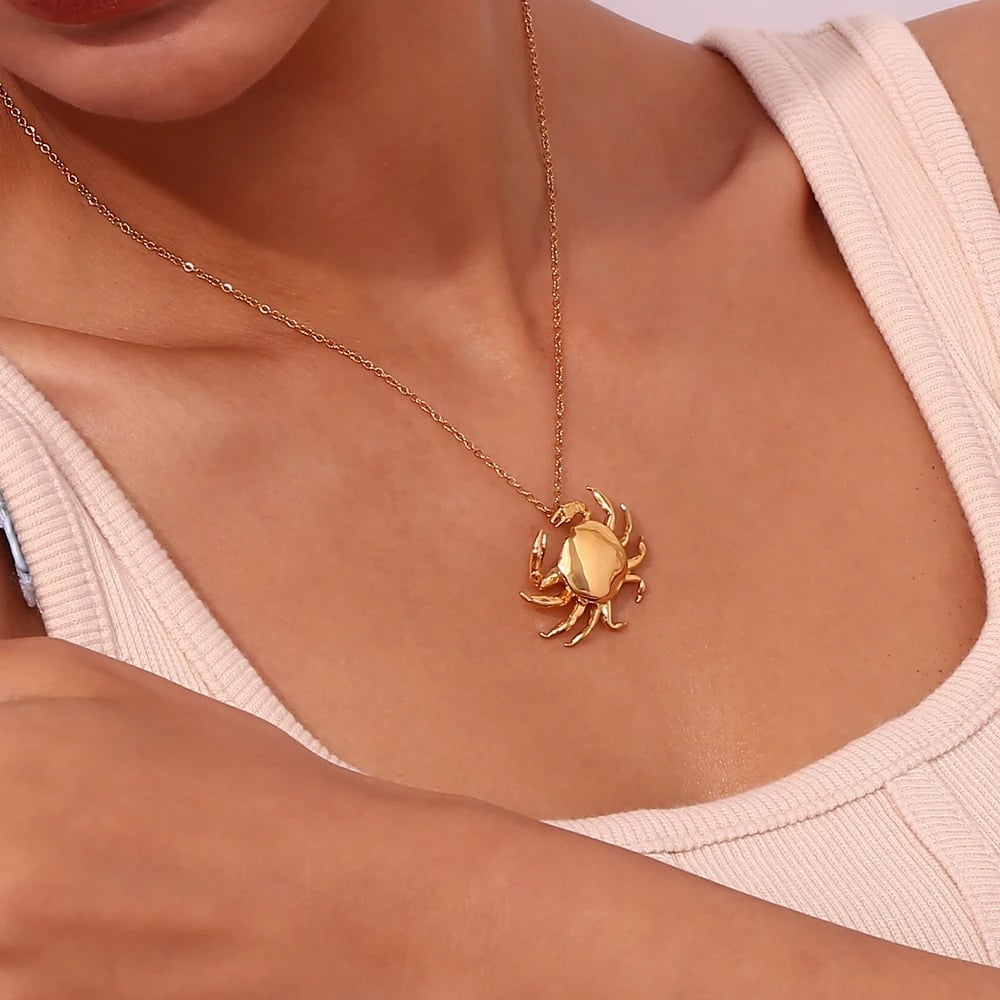 Colier Mae, auriu, din otel inoxidabil placat cu aur 18K, cu pandantiv in forma de crab