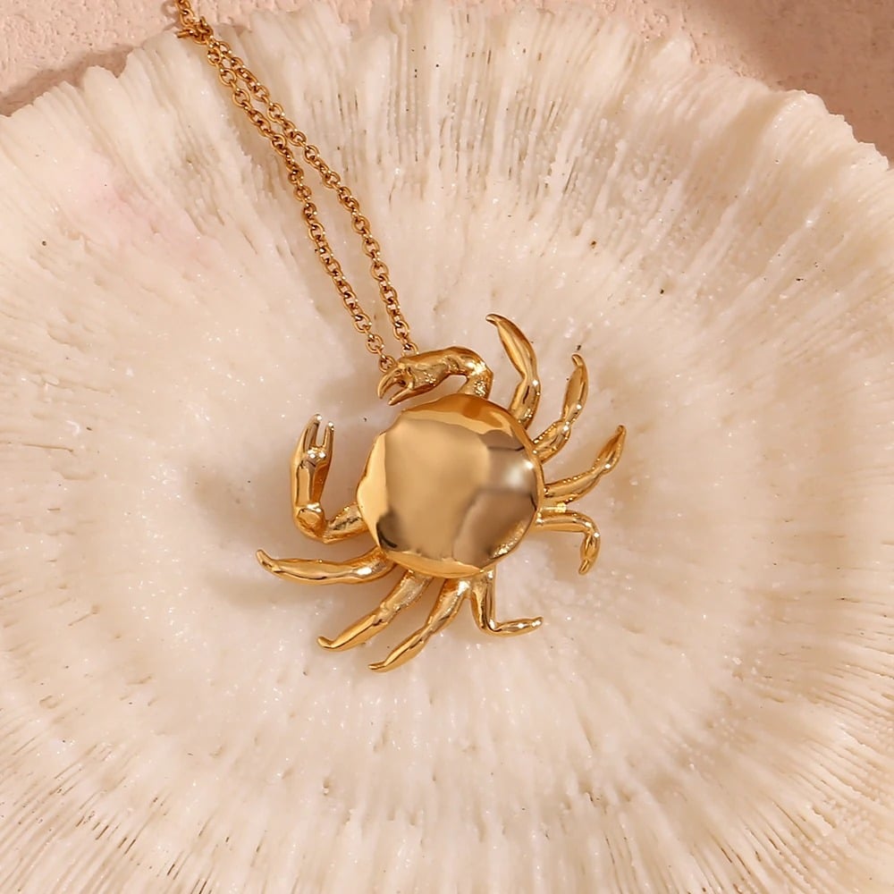 Colier Mae, auriu, din otel inoxidabil placat cu aur 18K, cu pandantiv in forma de crab