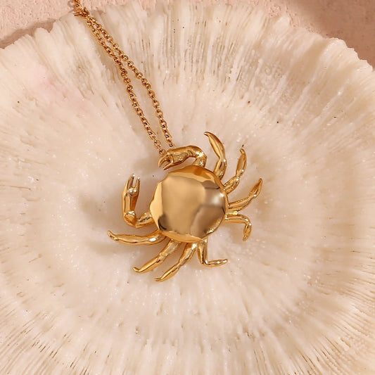 Colier Mae, auriu, din otel inoxidabil placat cu aur 18K, cu pandantiv in forma de crab