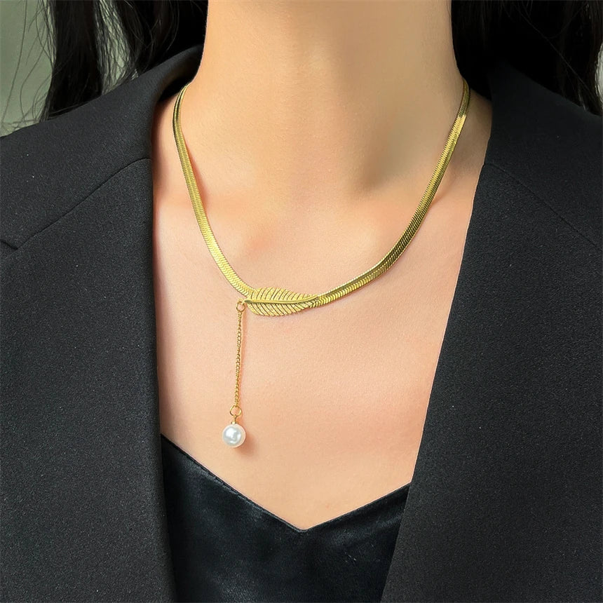 Colier Lisa, auriu, din otel inoxidabil placat cu aur 18K, cu pandantiv lung cu perla