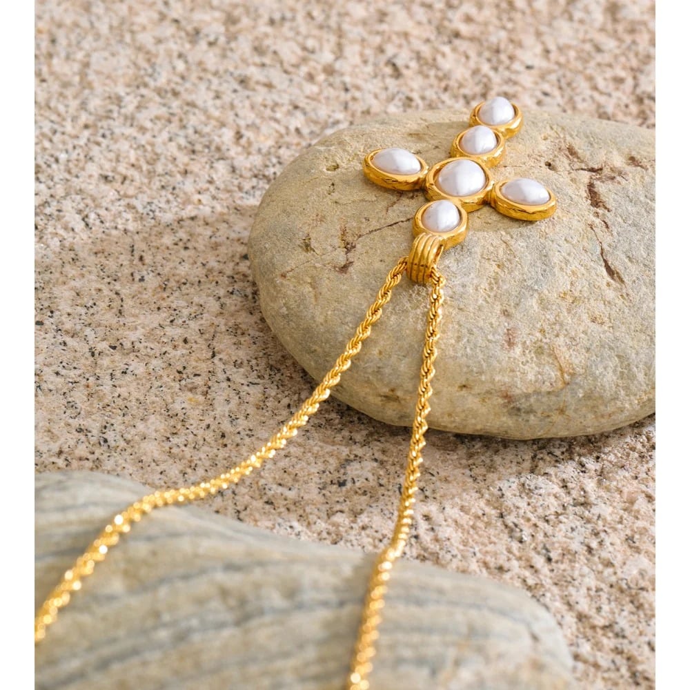 Colier Leandra, auriu, cu perle si pandativ cruce, din otel inoxidabil placat cu aur 18K - Colectia Universe of Pearls