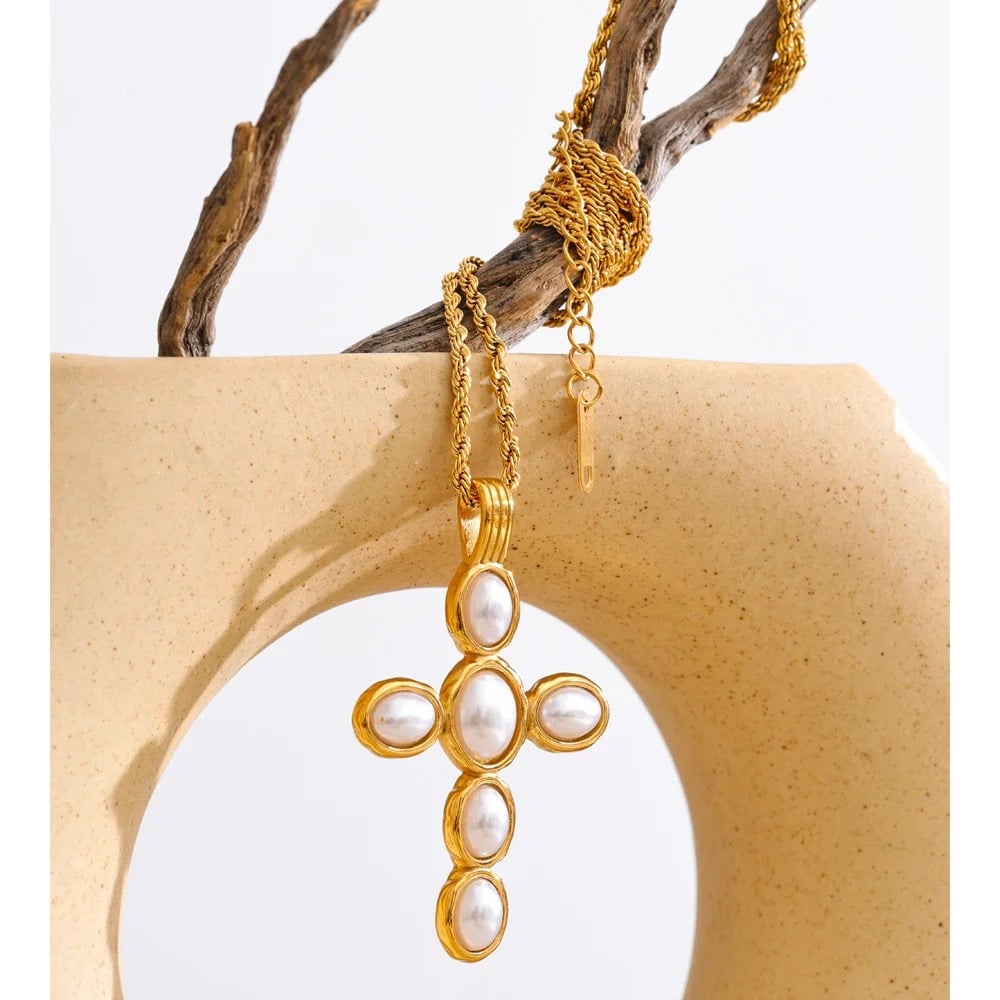 Colier Leandra, auriu, cu perle si pandativ cruce, din otel inoxidabil placat cu aur 18K - Colectia Universe of Pearls