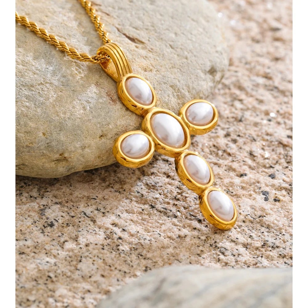 Colier Leandra, auriu, cu perle si pandativ cruce, din otel inoxidabil placat cu aur 18K - Colectia Universe of Pearls