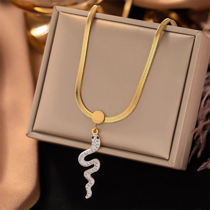 Colier Daisy, auriu, din otel inoxidabil placat cu aur 18K, cu pandantiv sarpe